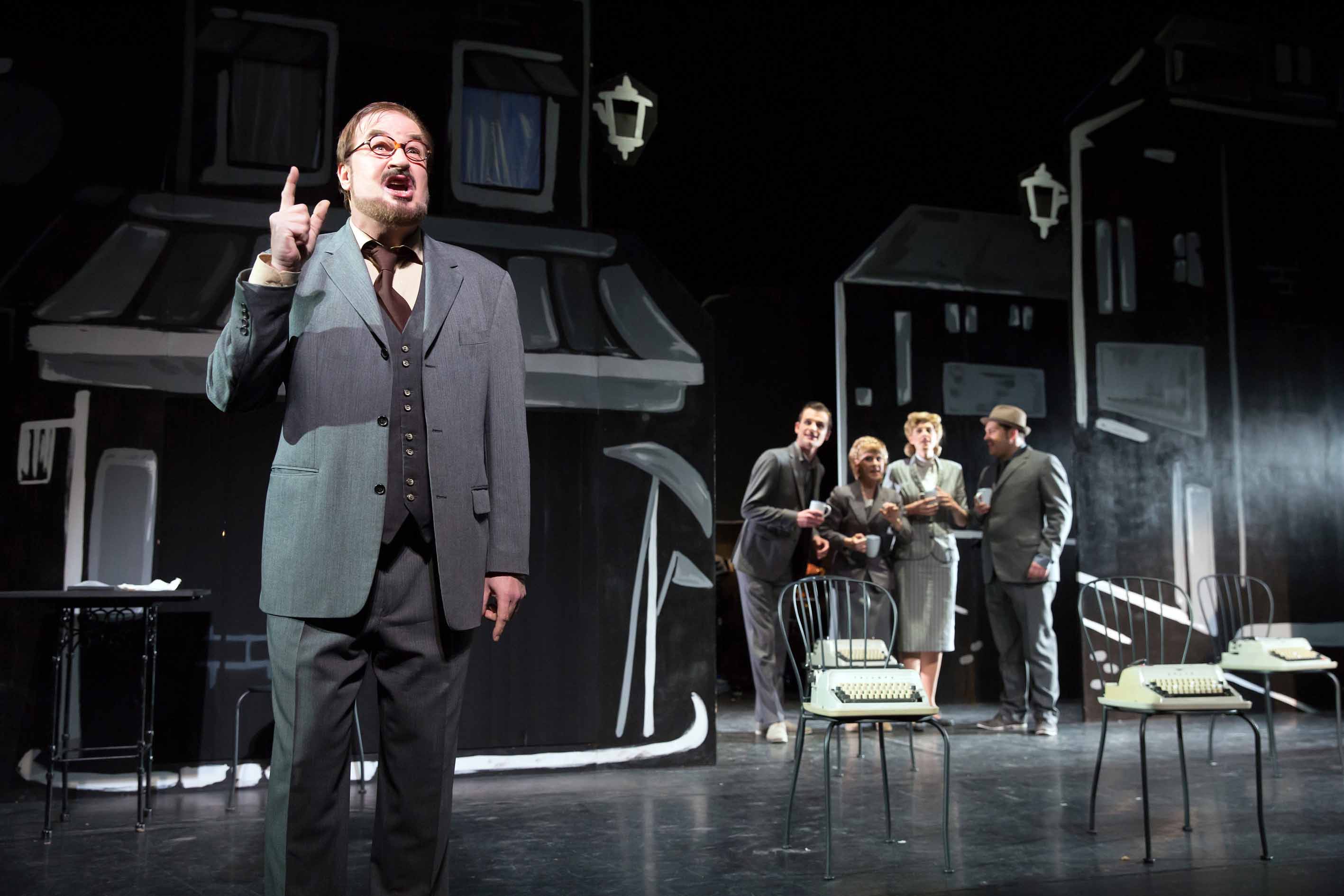 Ein Mann geht durch die Wand