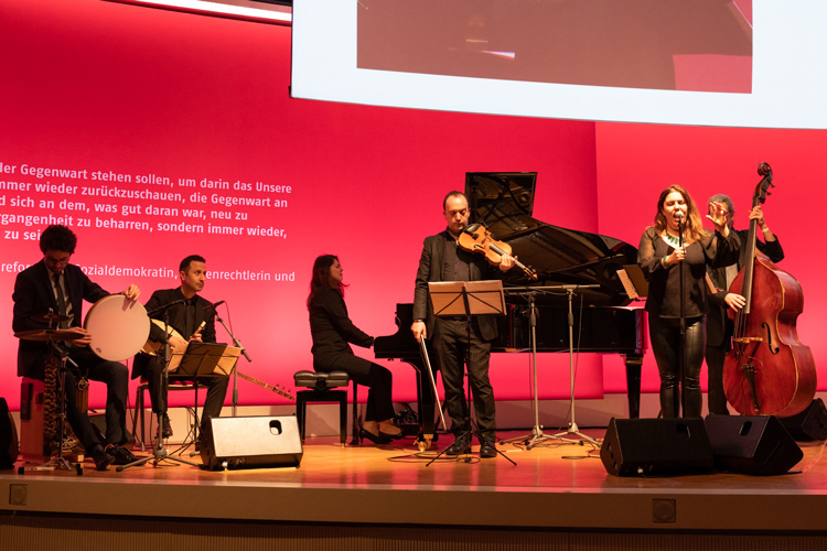 100-jahre-awo_festakt_berlin_ensemble-olivinn_by_awo-bv