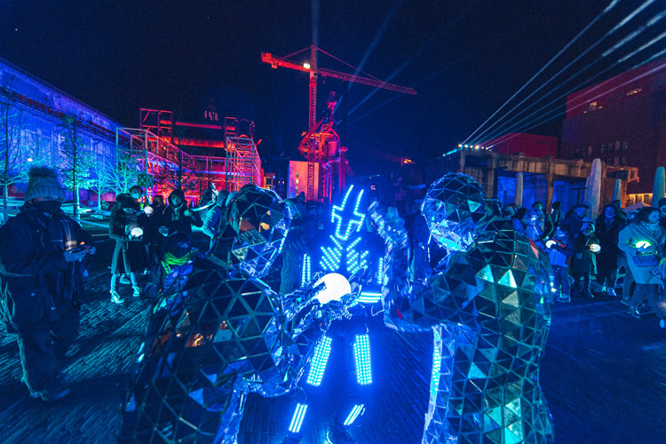 esch2022_mirror-suits_led-dancer_by_paul-gaertner_for_battleroyal